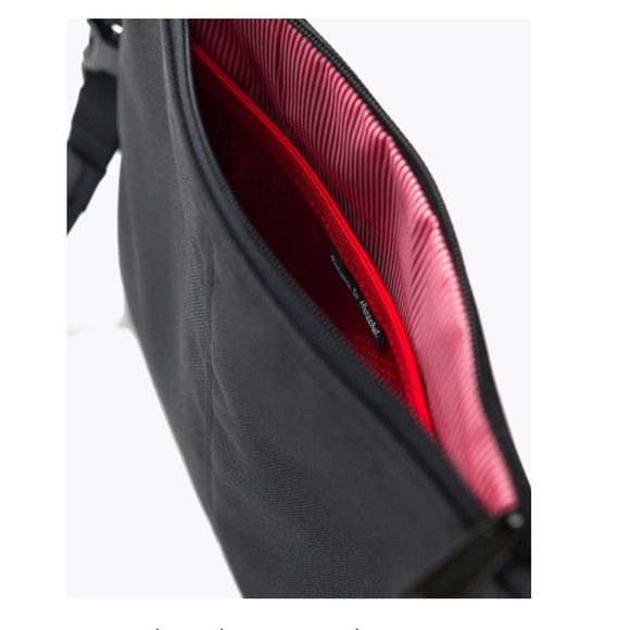 Herschel’s Crossbody Bag | Black | 11 in. X 9 in. - Picture 2 of 7